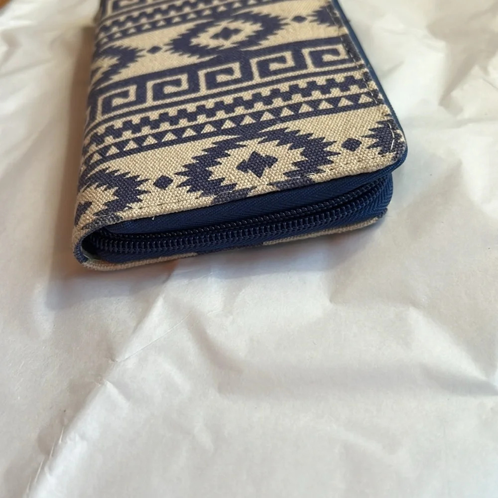 NWOT Women’s zipper wallet - Picture 3 of 4